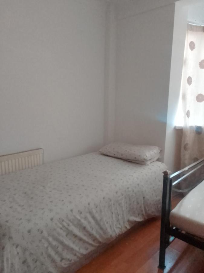 Private Rooms In 3 Bedroom Flat!! Лондон Екстериор снимка