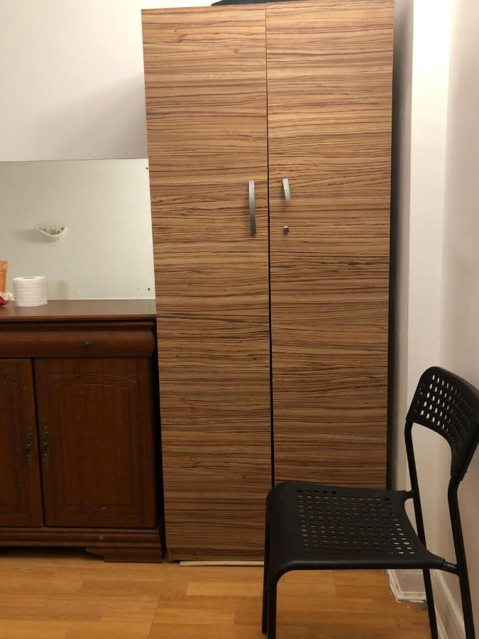 Private Rooms In 3 Bedroom Flat!! Лондон Екстериор снимка