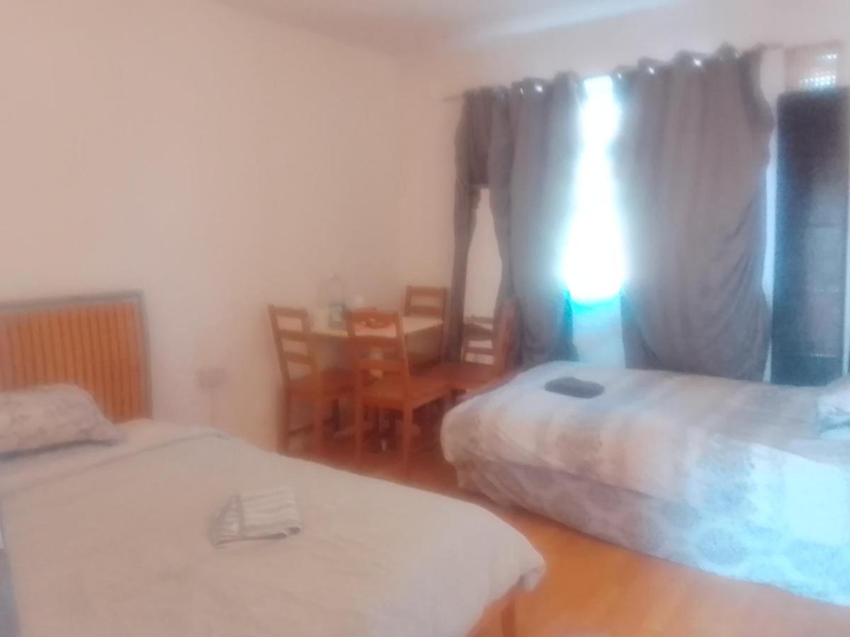 Private Rooms In 3 Bedroom Flat!! Лондон Екстериор снимка