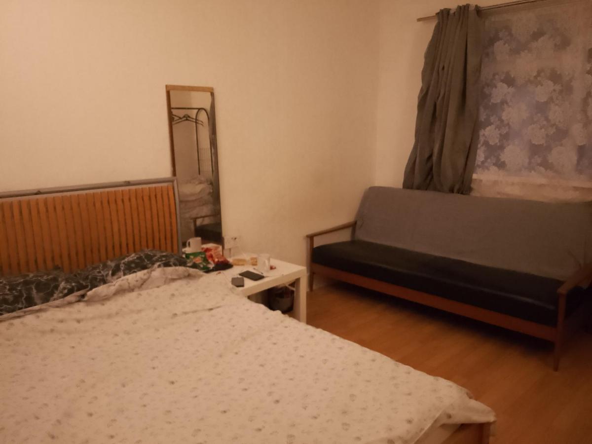 Private Rooms In 3 Bedroom Flat!! Лондон Екстериор снимка