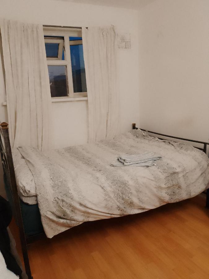 Private Rooms In 3 Bedroom Flat!! Лондон Екстериор снимка